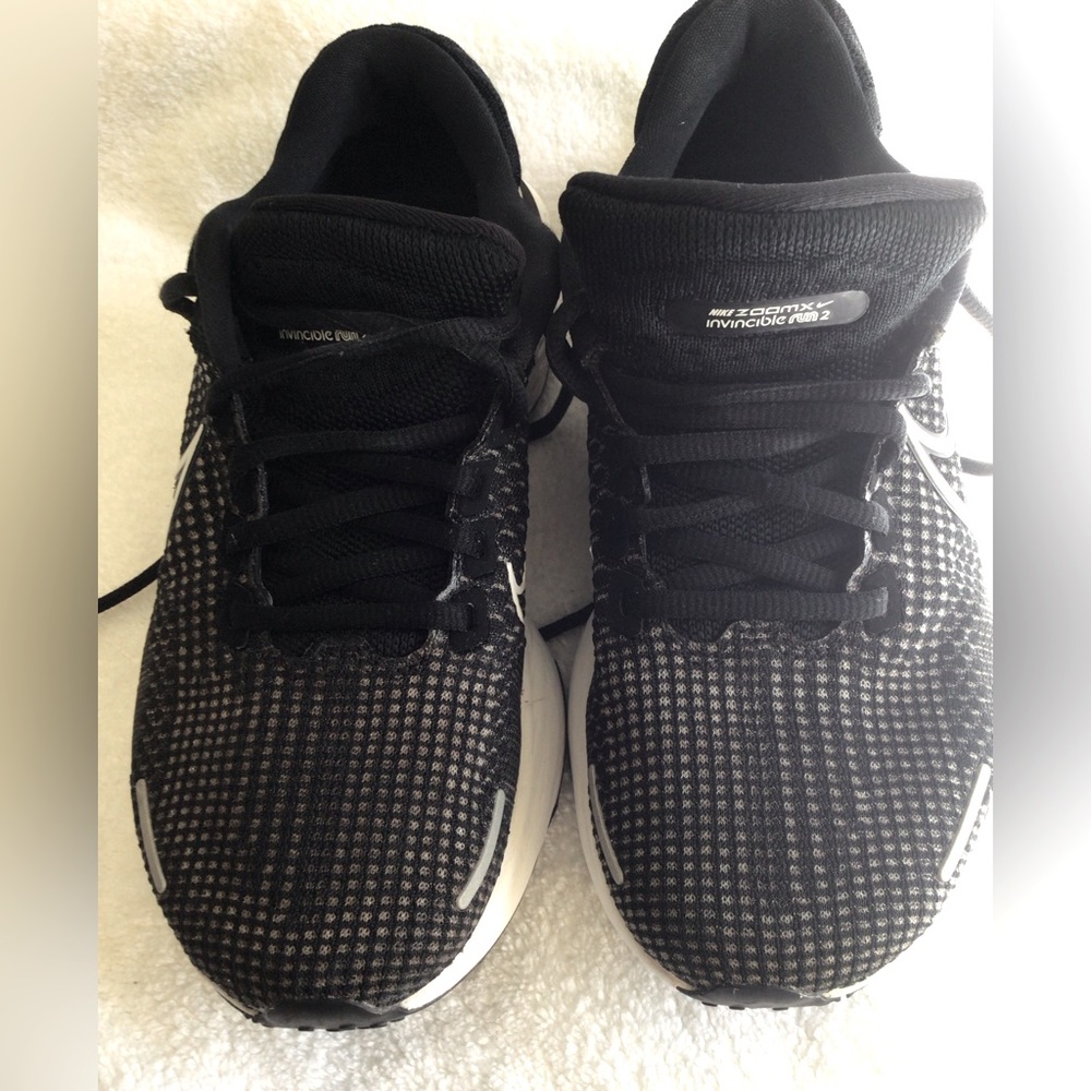 Nike women’s Black and White Athletic Shoes